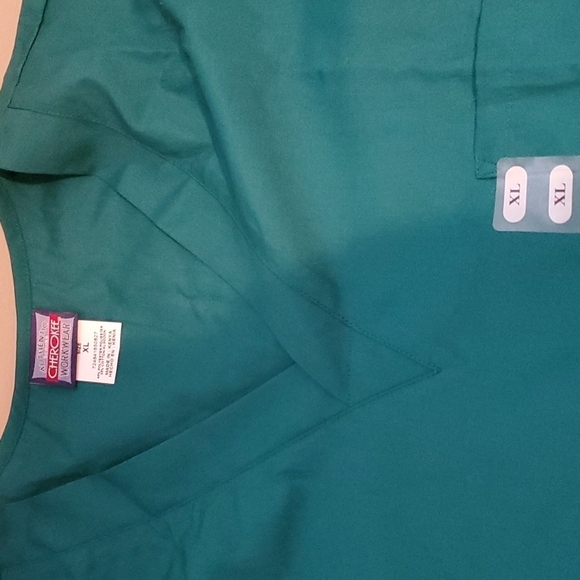 Cherokee Unisex Scrub Top - Picture 2 of 3